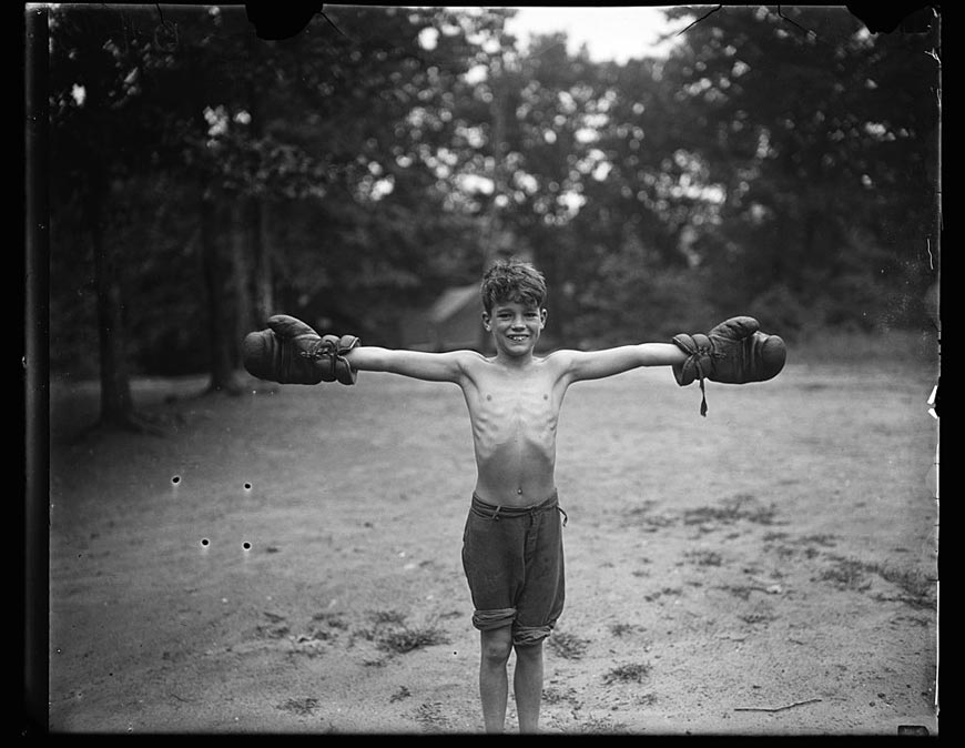 Boy with boxing gloves (Мальчик в боксёрских перчатках), 1926