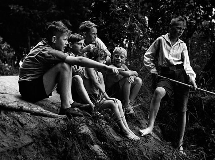 City children in the country, boys fishing in a beck (Городские дети в деревне; мальчики ловят рыбу в ручье), 1935