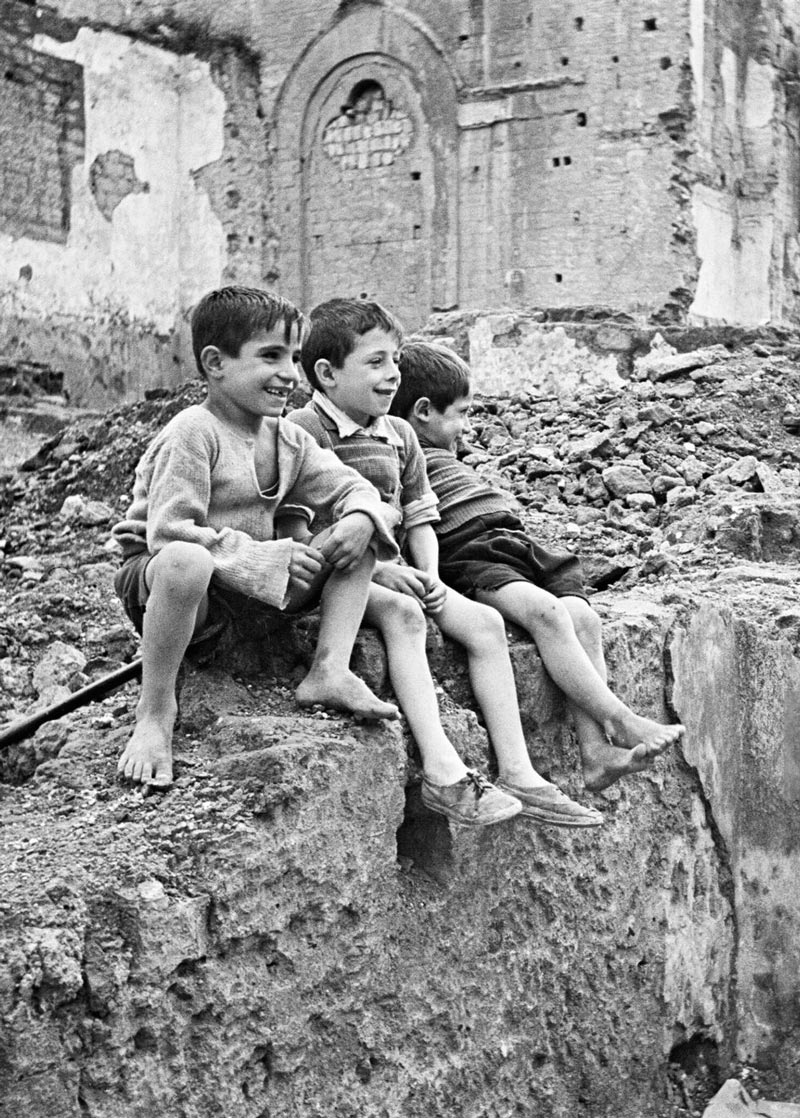 Local children playing on a pile of rubble (Месные детишки, играющие на куче мусора), c.1955