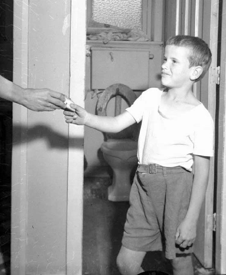 A boy being given soap to wash his hands after going to the toilet (Мальчик получает мыло для мытья рук после туалета), 1959-1960