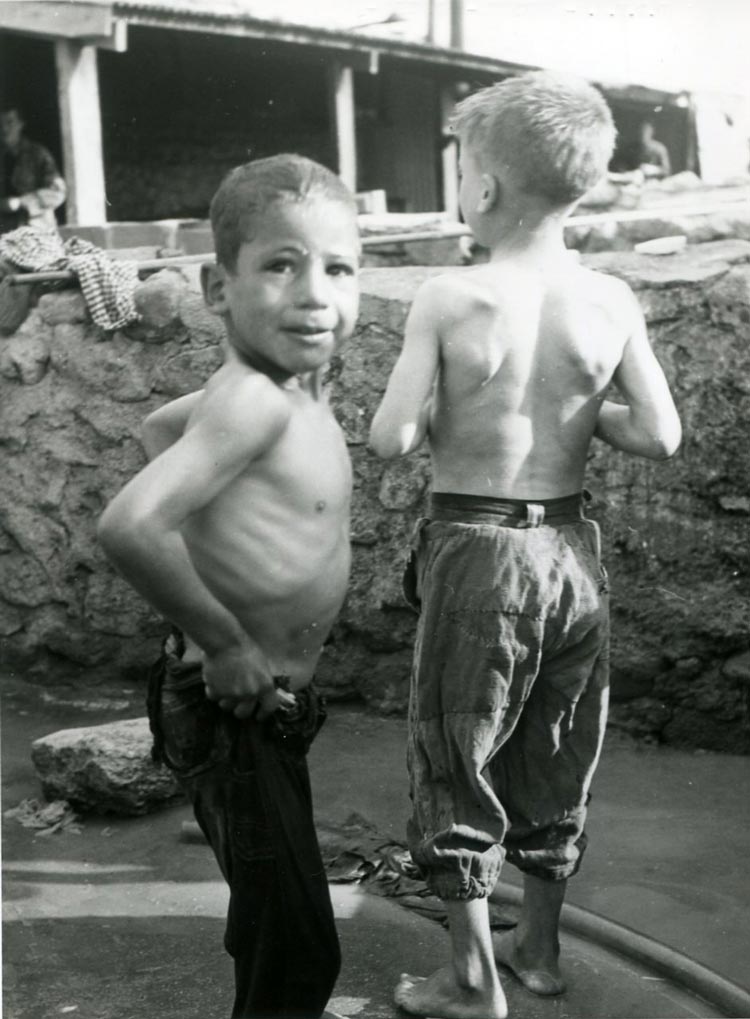 Algerian boys getting dressed after being washed at a French-run military school (Алжирские мальчики одеваются после стирки во французском военном училище)