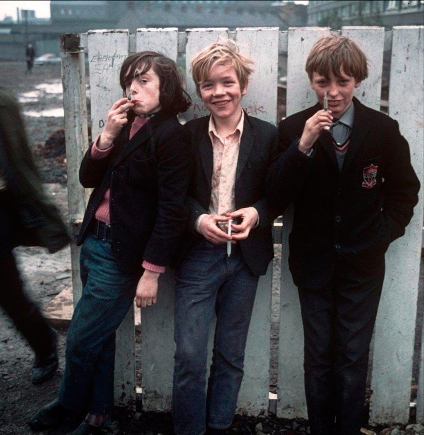 British schoolboys holding discarded syringes (Английские школьники держат использованные шприцы), 1970s