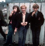 British schoolboys holding discarded syringes / Английские школьники держат использованные шприцы