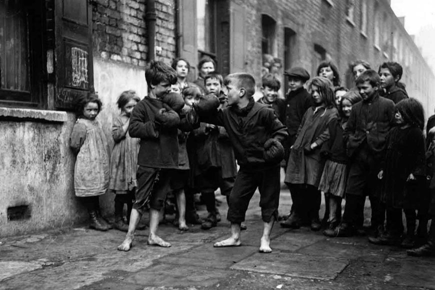 Boys boxing barefoot in a street at Shadwell, watched by a crowd of their friends (Мальчики боксируют босиком на улице в Шедуэлле, на глазах у толпы их друзей)