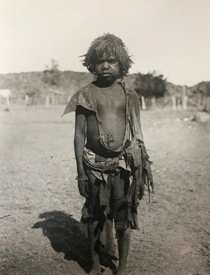 Aranda boy wearing cast-off clothing (Мальчик народности аранда в подобранной брошенной одежде), 1901