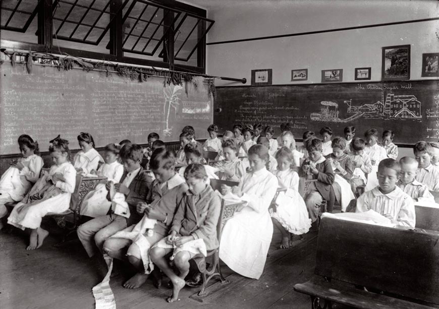 Children learn to sew in a classroom (Дети учатся шить в школьном классе), 1914