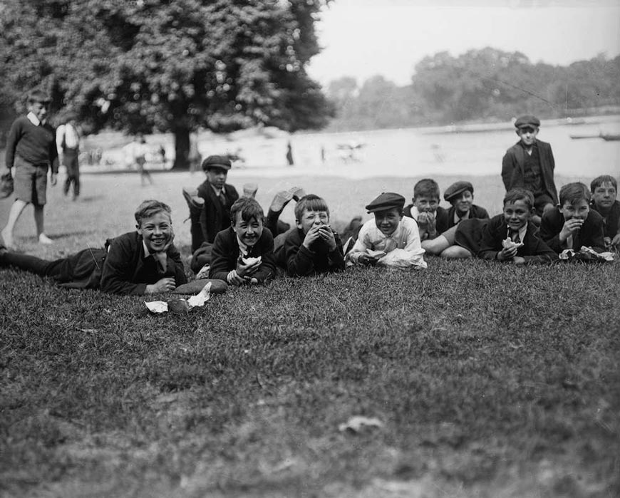 Schoolboys relax in the park during a heatwave (Школьники, отдыхающие в парке во время зноя), August 1919