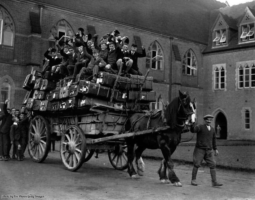 Schoolboys at Ardingly College, going home for Christmas (Школьники колледжа Ардингли, возвращающиеся домой на Рождество), 1926