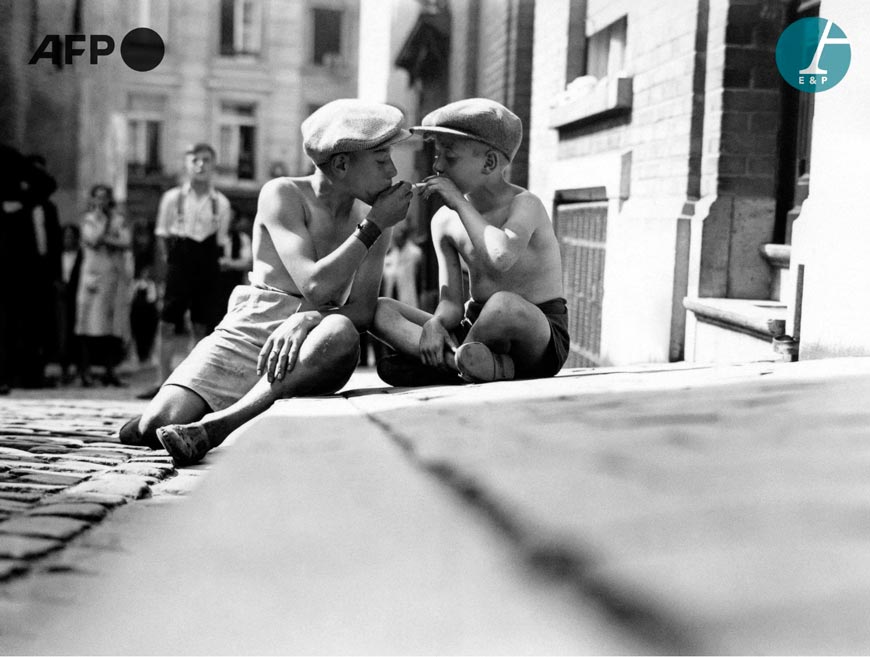 Deux jeunes garçons fumant dans la rue (Два мальчика, курящих на улице), 1936