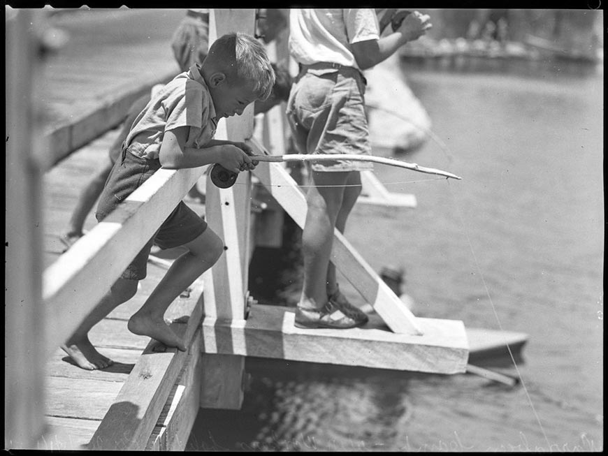 Boy fishing, Narrabeen camp war workers holiday (Мальчик на рыбалке, праздник военных в лагере Наррабин), 26 January 1944