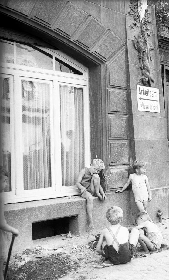 Kleine Knaben spielen auf der Strasse (Маленькие мальчики играют на улице), 1945