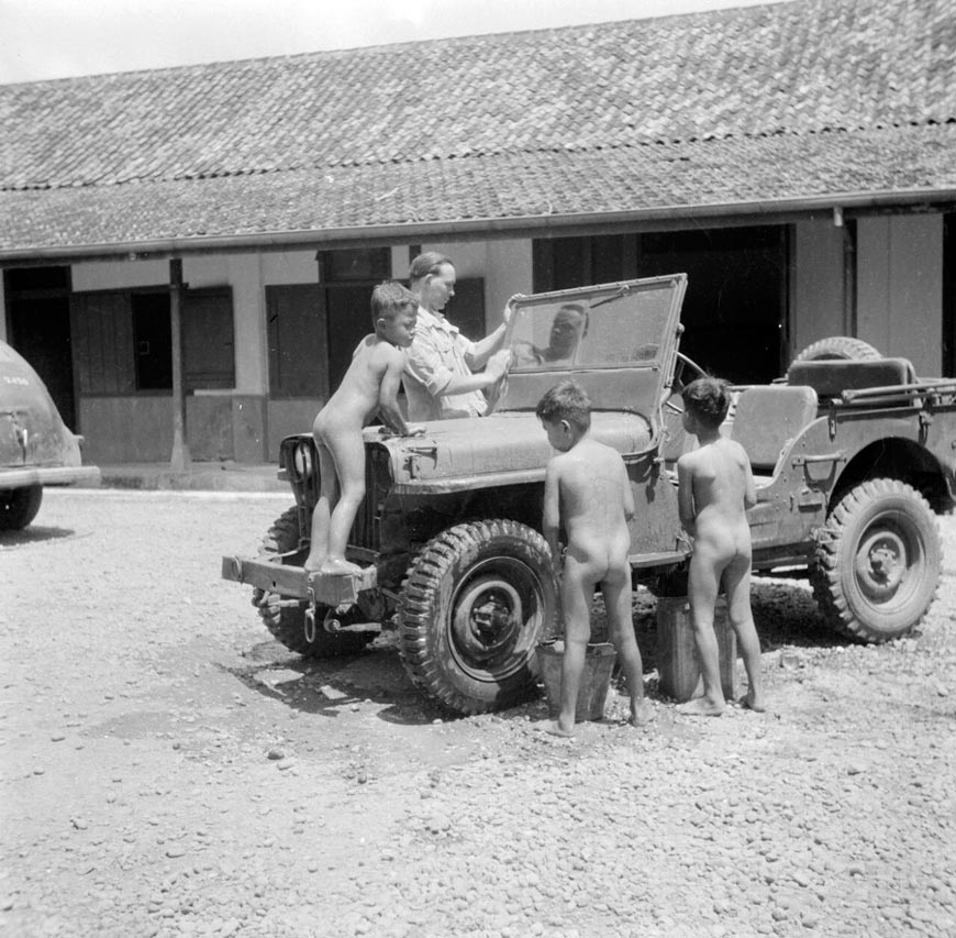 Inlandse jongens bezig met het wassen van jeep op het hoofdkwartier Spelderholt (Местные мальчики моют джип у штаб-квартиры Spelderholt), 1946