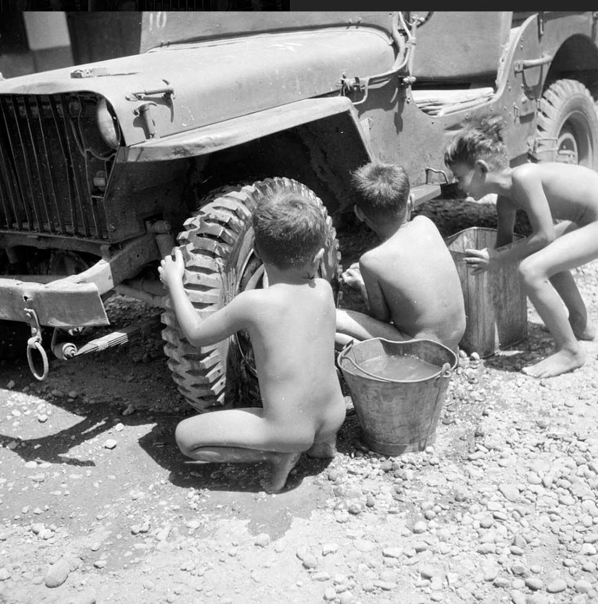 Inlandse jongens bezig met het wassen van jeep op het hoofdkwartier Spelderholt (Местные мальчики моют джип у штаб-квартиры Spelderholt), 1946