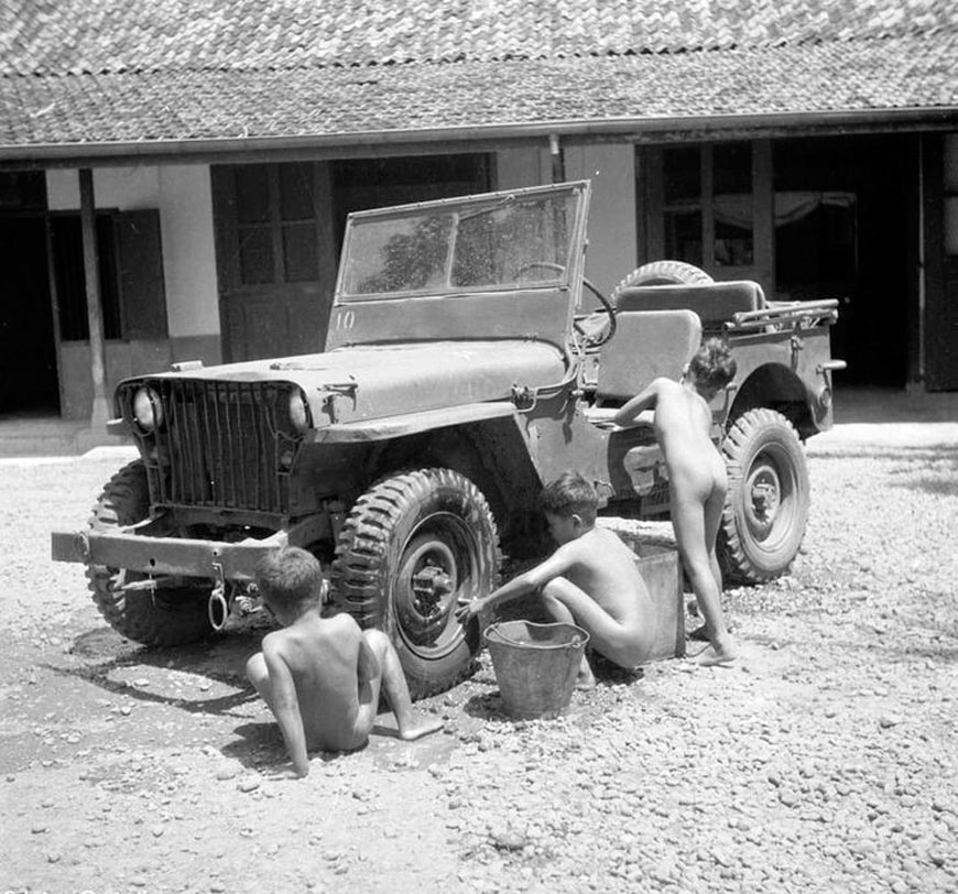 Inlandse jongens bezig met het wassen van jeep op het hoofdkwartier Spelderholt (Местные мальчики моют джип у штаб-квартиры Spelderholt), 1946