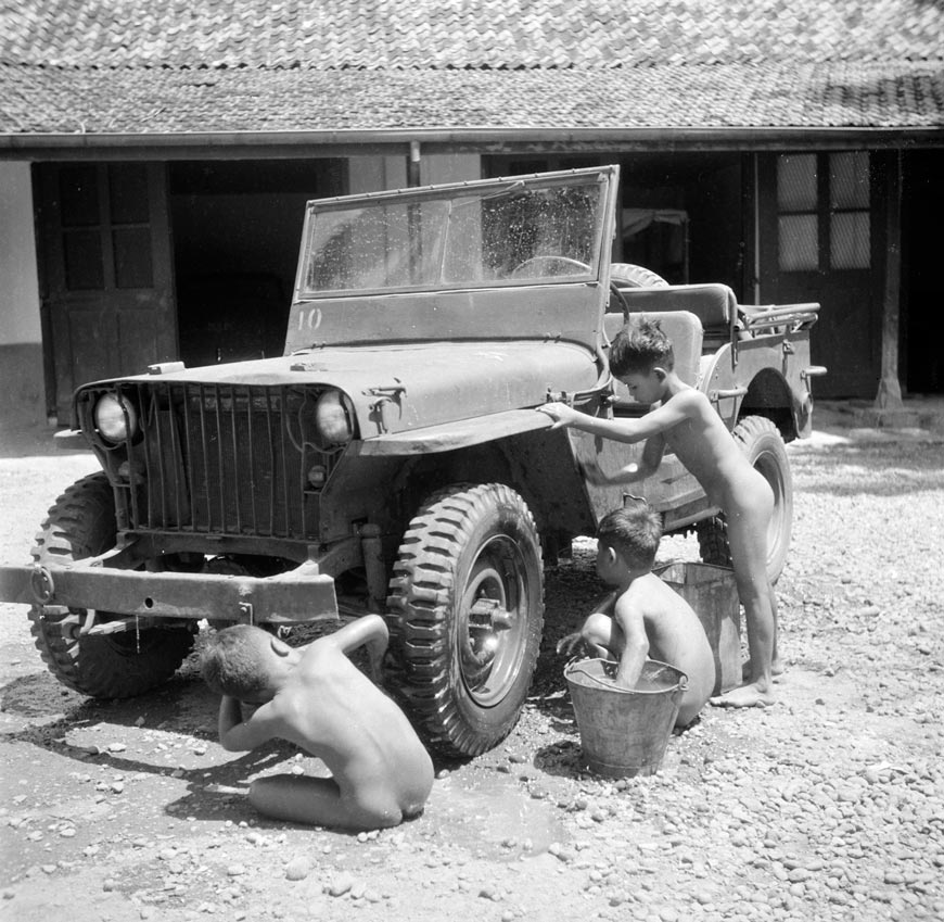 Inlandse jongens bezig met het wassen van jeep op het hoofdkwartier Spelderholt (Местные мальчики моют джип у штаб-квартиры Spelderholt), 1946