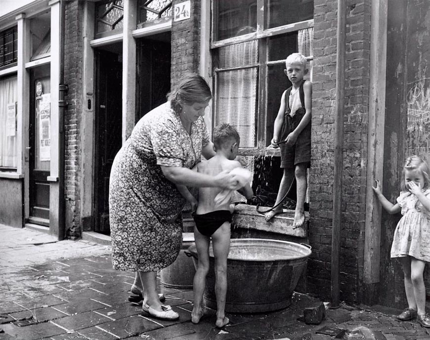 Wasdag op straat, Lindenstraat (Банный день на улице Линденстраат), 1951