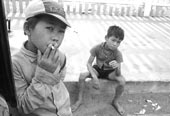 Vietnamese children smoking / Курящие вьетнамские дети