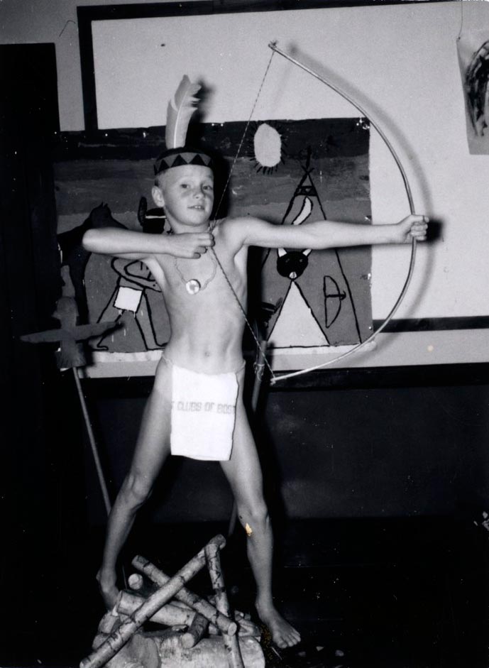 Boy demonstrating how to shoot a bow and arrow in the Indians club (Мальчик из клуба индейцев, демонстрирующий, как стрелять из лука), c.1963