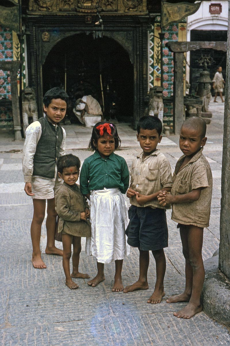 Kids at Elephant Temple (Дети у Храма Слонов), 1963