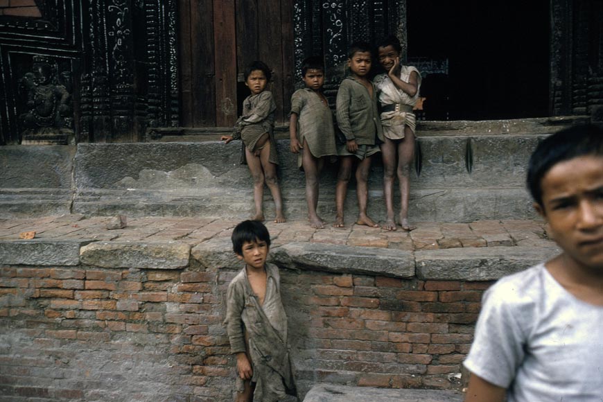 Kids at temple (Дети у храма), 1963