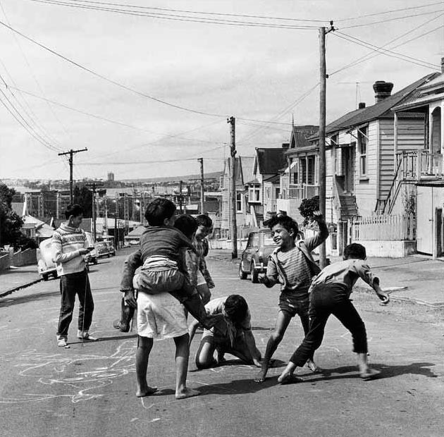 Māori children play on a street (Дети маори, играющие на улице), 1971