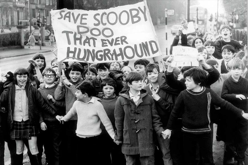 Kids defending Scooby-Doo with their protest march at the BBC (Дети, защищающие Скуби–Ду своим маршем протеста у ВВС), 1971 