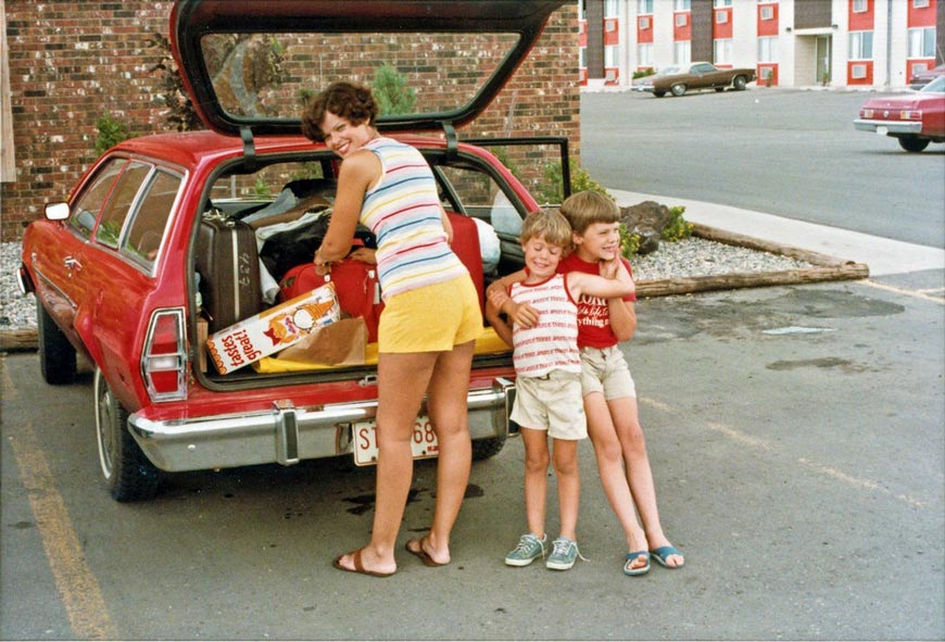 Woman and boys at loaded car (Женщина и мальчики у загружаемой машины), 1977