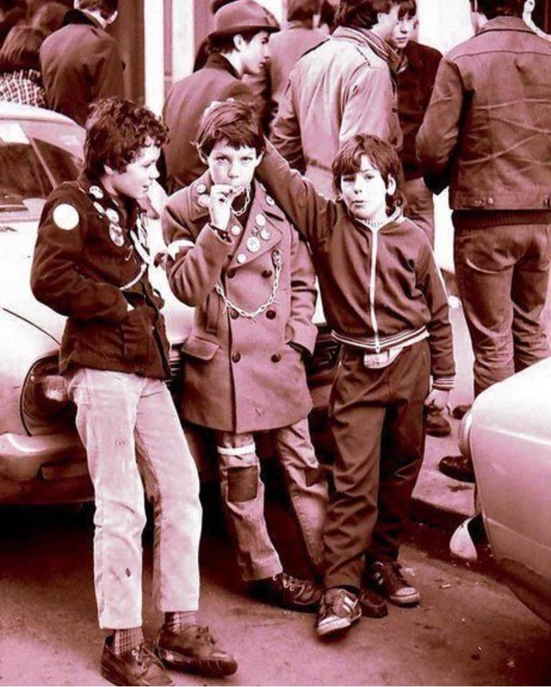 Young Irish punks outside a record store (Юные ирландские панки перед магазином аудиозаписей), 1979