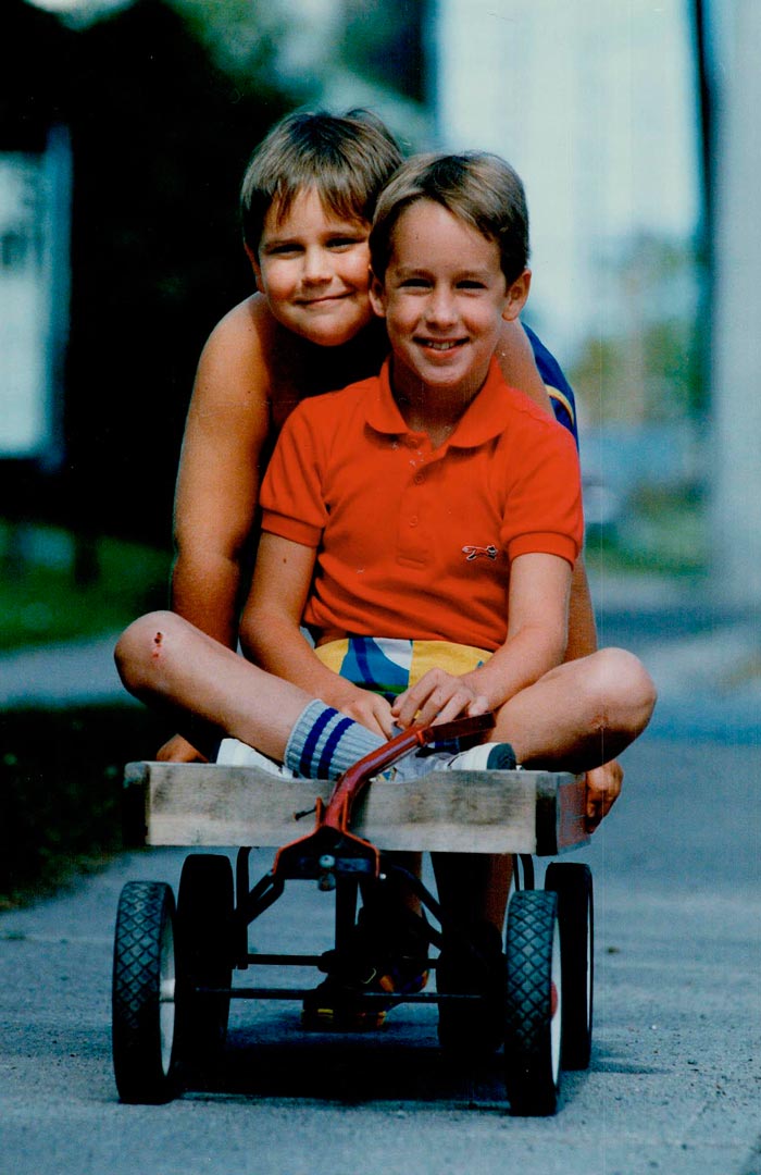 Jeff Haffie pushes his brother Brad (Джефф Хаффи толкает своего брата Брэда), 1987