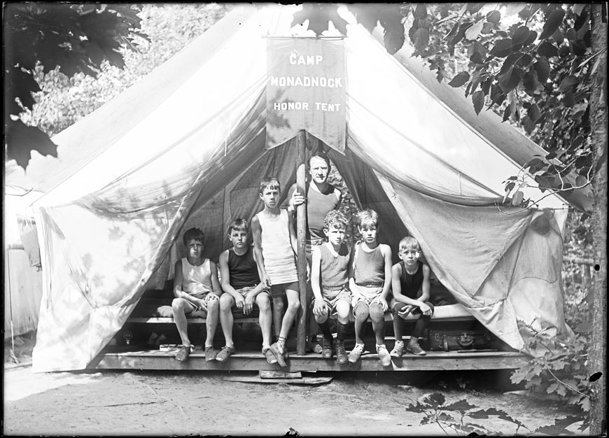 Boy In 'honor' Tent With Counselor Camp Monadnock (Мальчик в палатке чести с советником лагеря Монаднок)