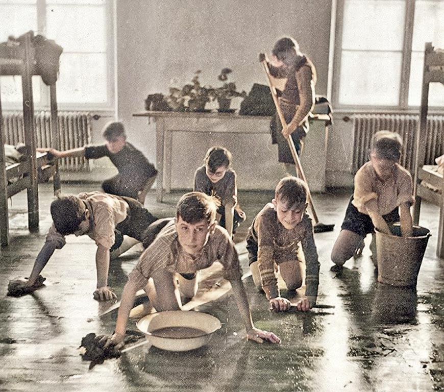 Chores in the children's home (Обязанности в детском доме)