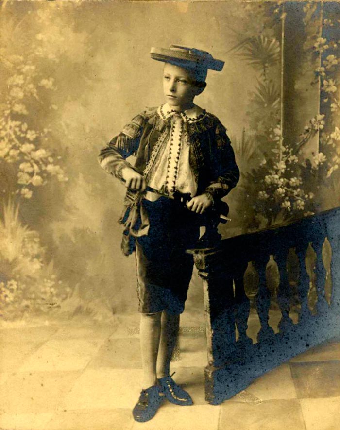 A young boy in traditional Spanish outfit (Мальчик в традиционном испанском одеянии), еarly 1900s