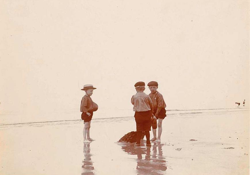 Drie jongens op het strand van Scheveningen (Три мальчика на пляже Схевенинген), 1904