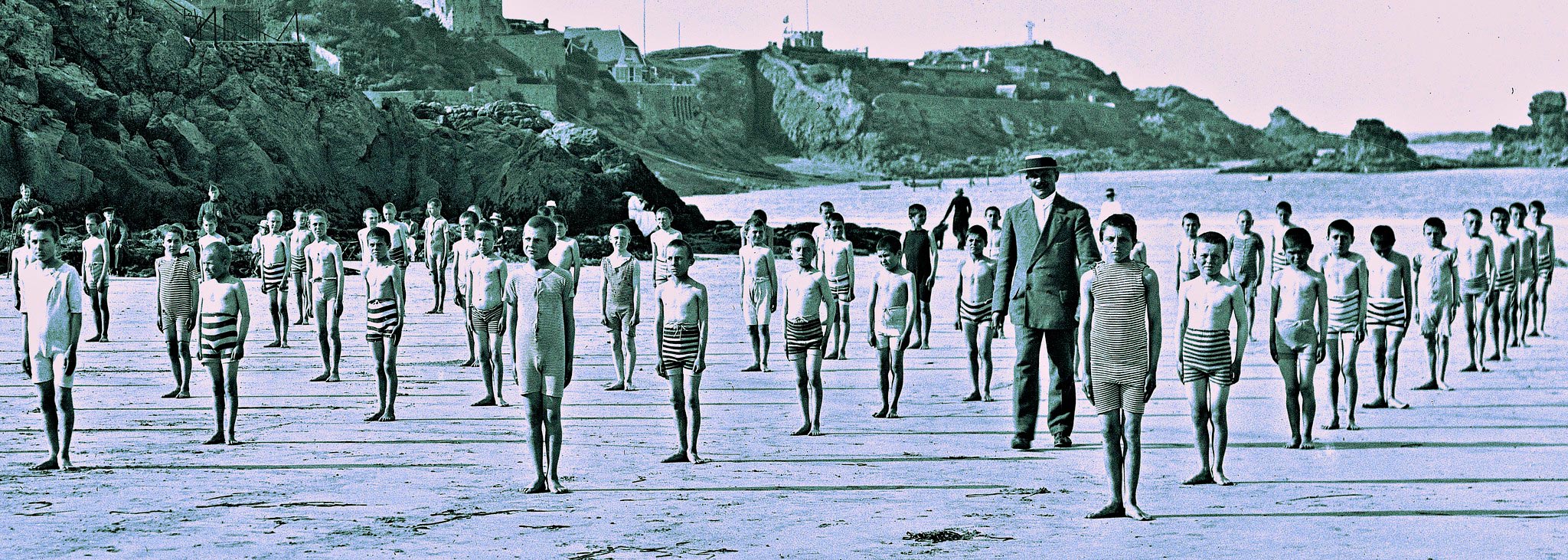 Boys from the ARC refugee home at St. Lunaire ready for swiming (Мальчики из приюта для беженцев ARC в Сен-Лунер готовы к купанию), c.1918