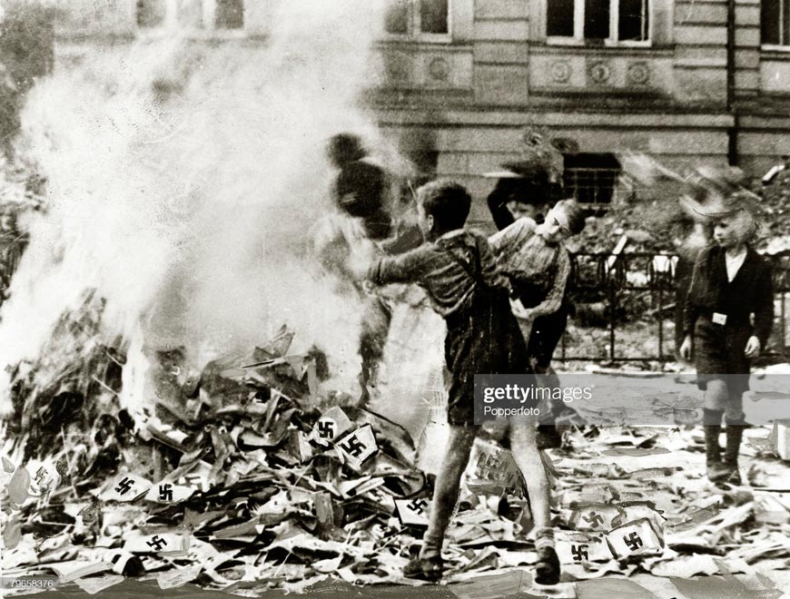 German boys pictured burning Nazi books and swastikas (Немецкие мальчишки сфотографированы сжигающими фашистские книги и свастики), 1945