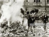 German boys pictured burning Nazi books and swastikas / Немецкие мальчишки сфотографированы сжигающими фашистские книги и свастики