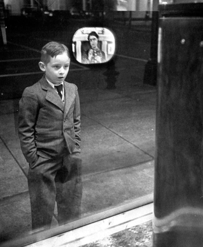 A young boy’s first time seeing a television (Мальчик, впервые увидевший телевизор), 1948