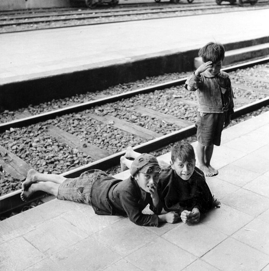 Three young boys at the railway station (Три мальчика на железнодорожной станции), c.1955