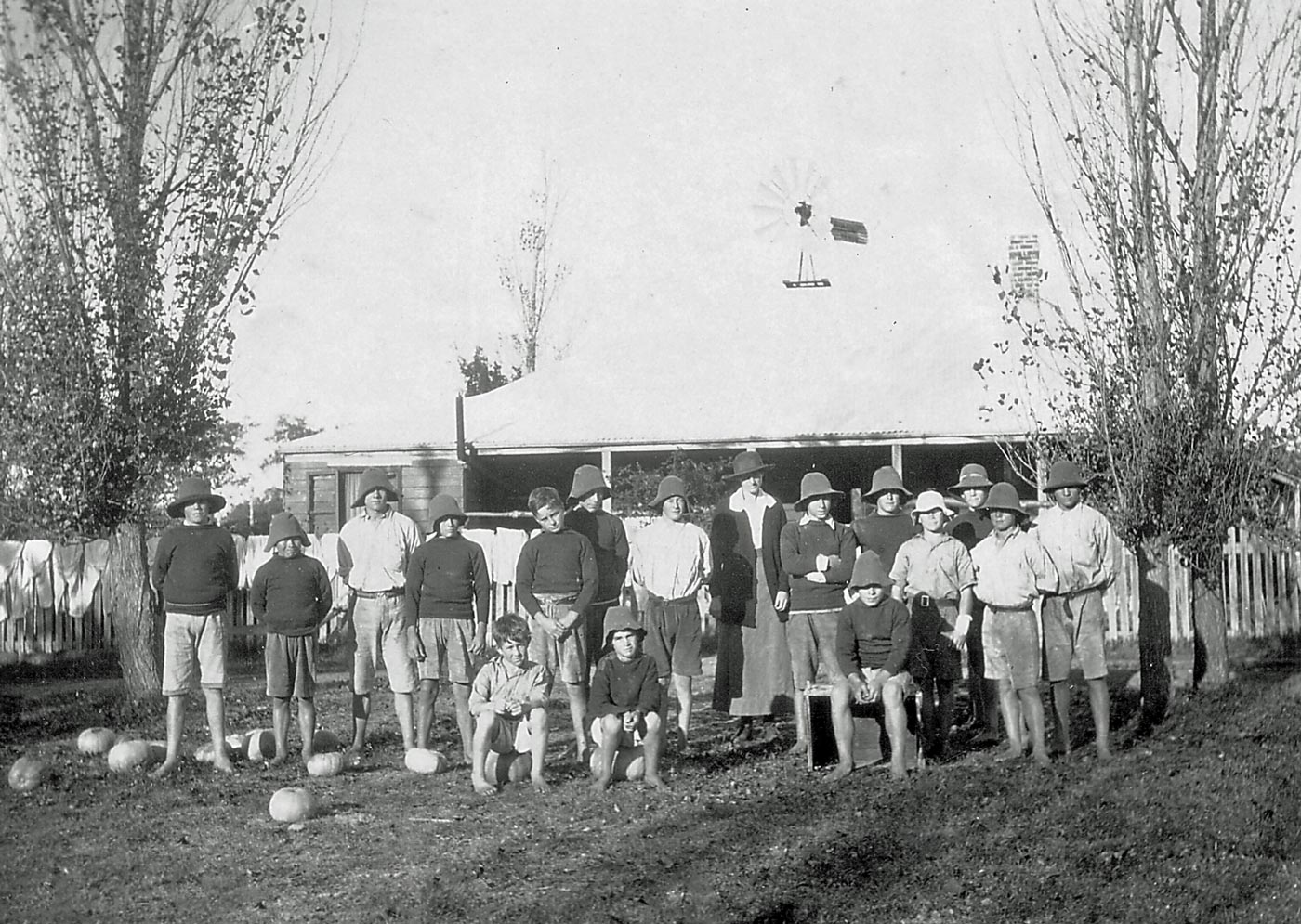 Large group of boys with lady (Большая группа мальчиков с дамой), 1910s