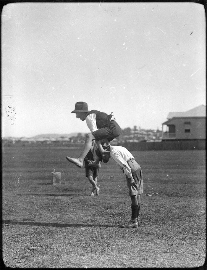 Two boys playing leapfrog (Два мальчика играют в чехарду), 1910-1920