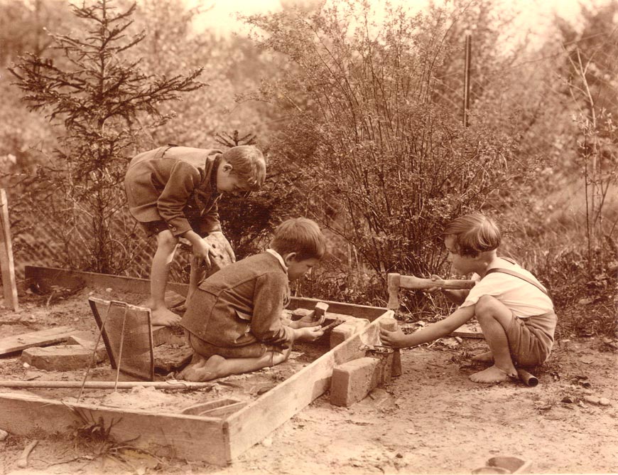 The sandpit (Песочница), 1920-1925