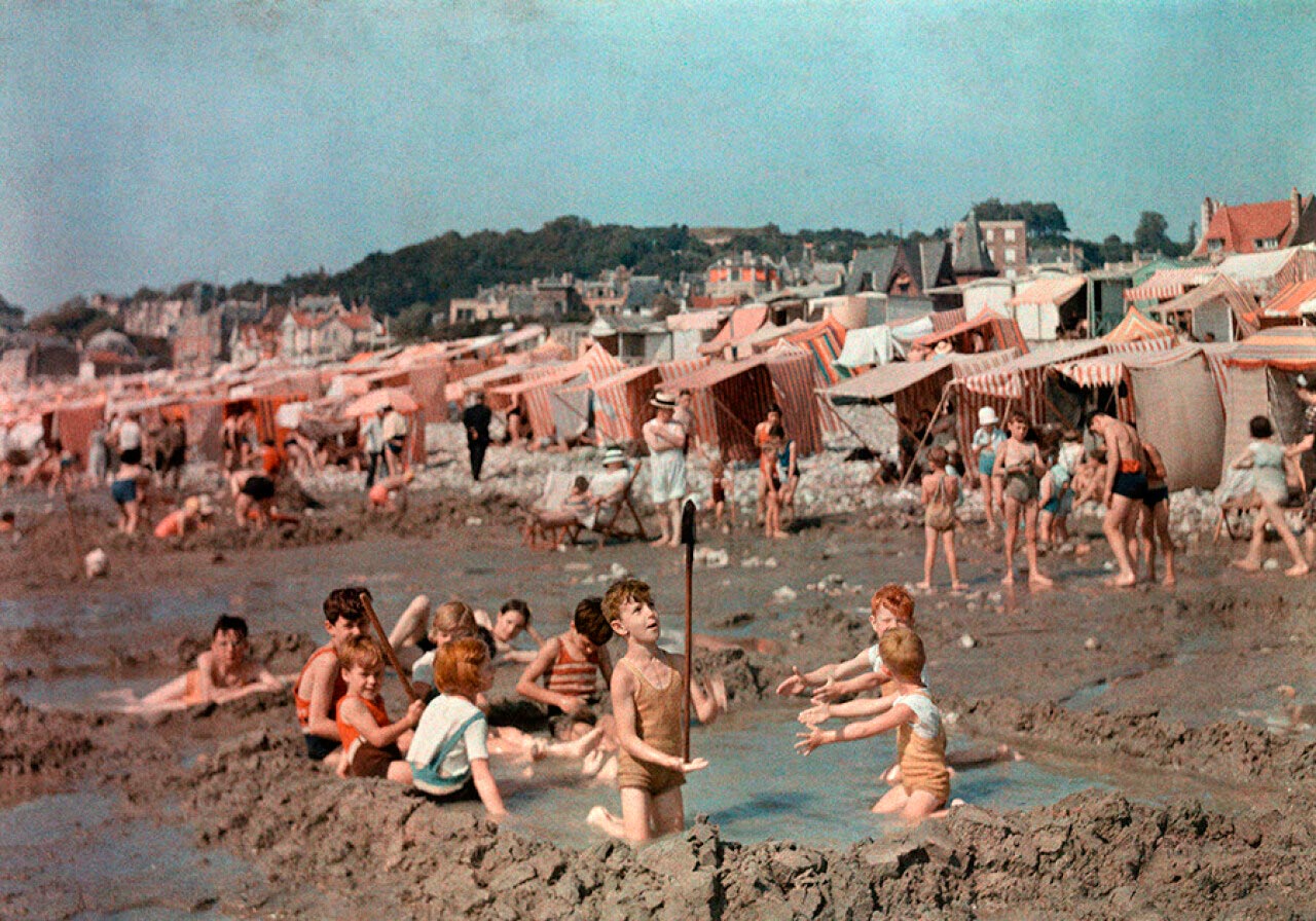 Children play in pool they have dug out of the sand on the beach in Le Havre (Дети играют в бассейне, выкопанном из песка, на пляже в Гавре), 1936