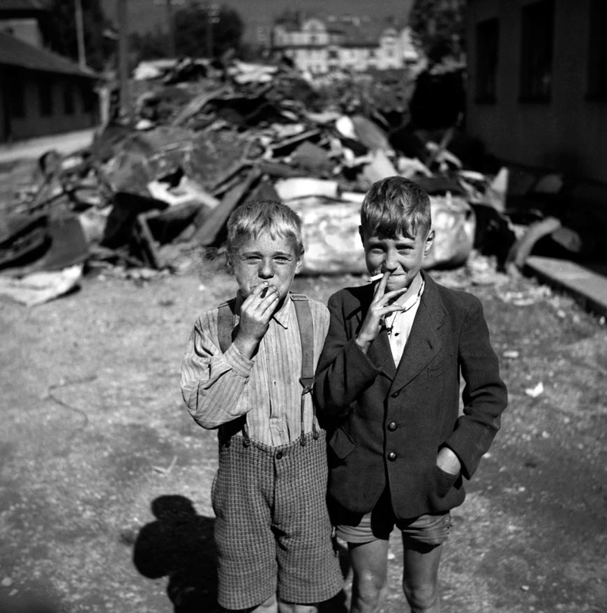 Young boys in the ruins of West Berlin (Мальчики у руин Восточного Берлина), c.1945