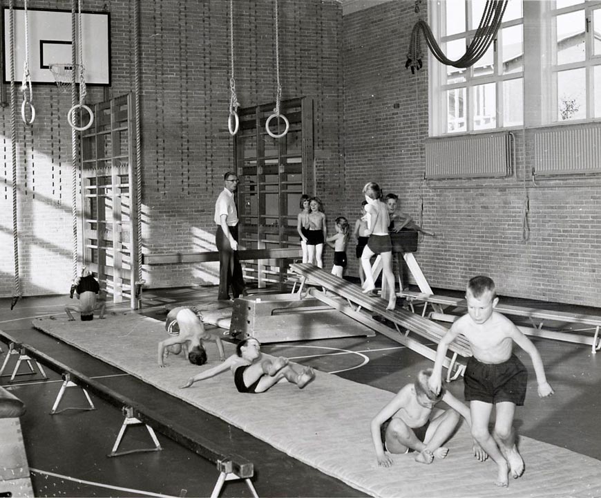 Jongetjes aan het gymmen in gymnastiekzaal (Мальчики занимаются гимнастикой в ​​спортзале), 1958