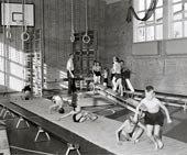 Jongetjes aan het gymmen in gymnastiekzaal / Мальчики занимаются гимнастикой в ​​спортзале