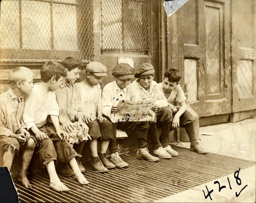 Boys reading newspaper (Мальчишки читают газету)