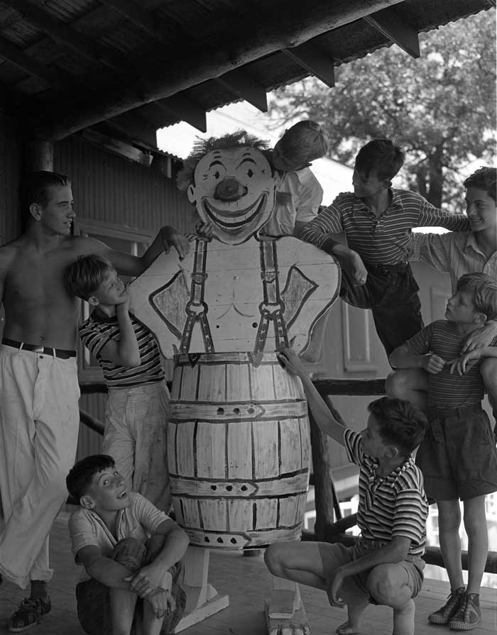 Campers at the University Of Michigan's Fresh Air Camp pose with wooden clown (Отдыхающие в Лагере свежего воздуха Мичиганского университета позируют с деревянным клоуном), July 1939