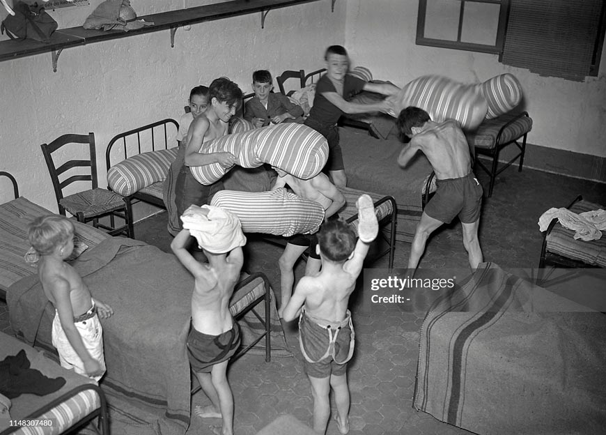 Young boys make a battle of pelochaons in the dormitory of a summer camp (Мальчики устроили битву подушками в общежитии летнего лагеря), 1939