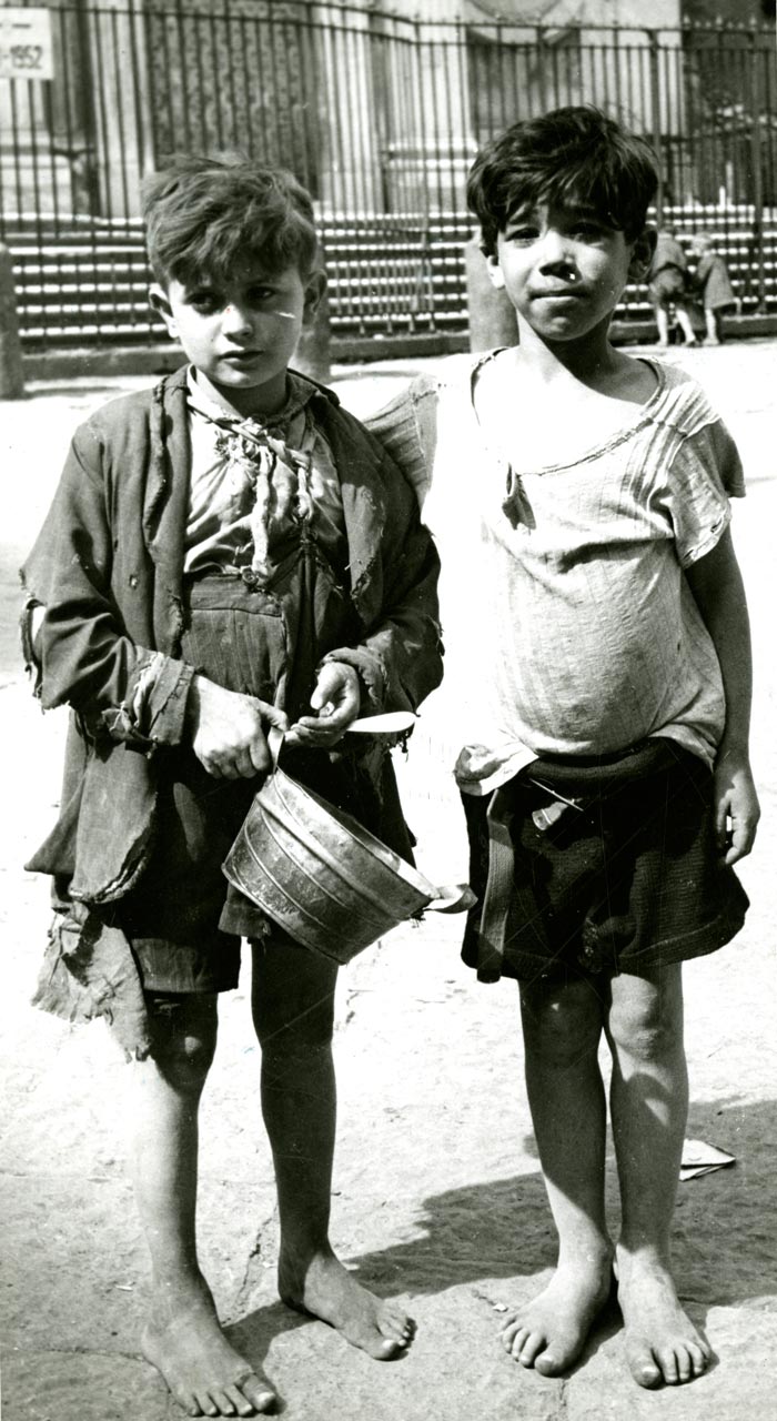 Two barefoot Italian children wearing rags (Два босоногих итальянских ребёнка в лохмотьях), 1945