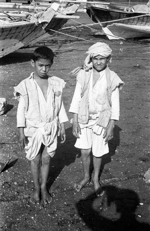 Portrait of two Arab boys standing on the beach (Портрет двух арабских мальчиков, стоящих на берегу), 1945